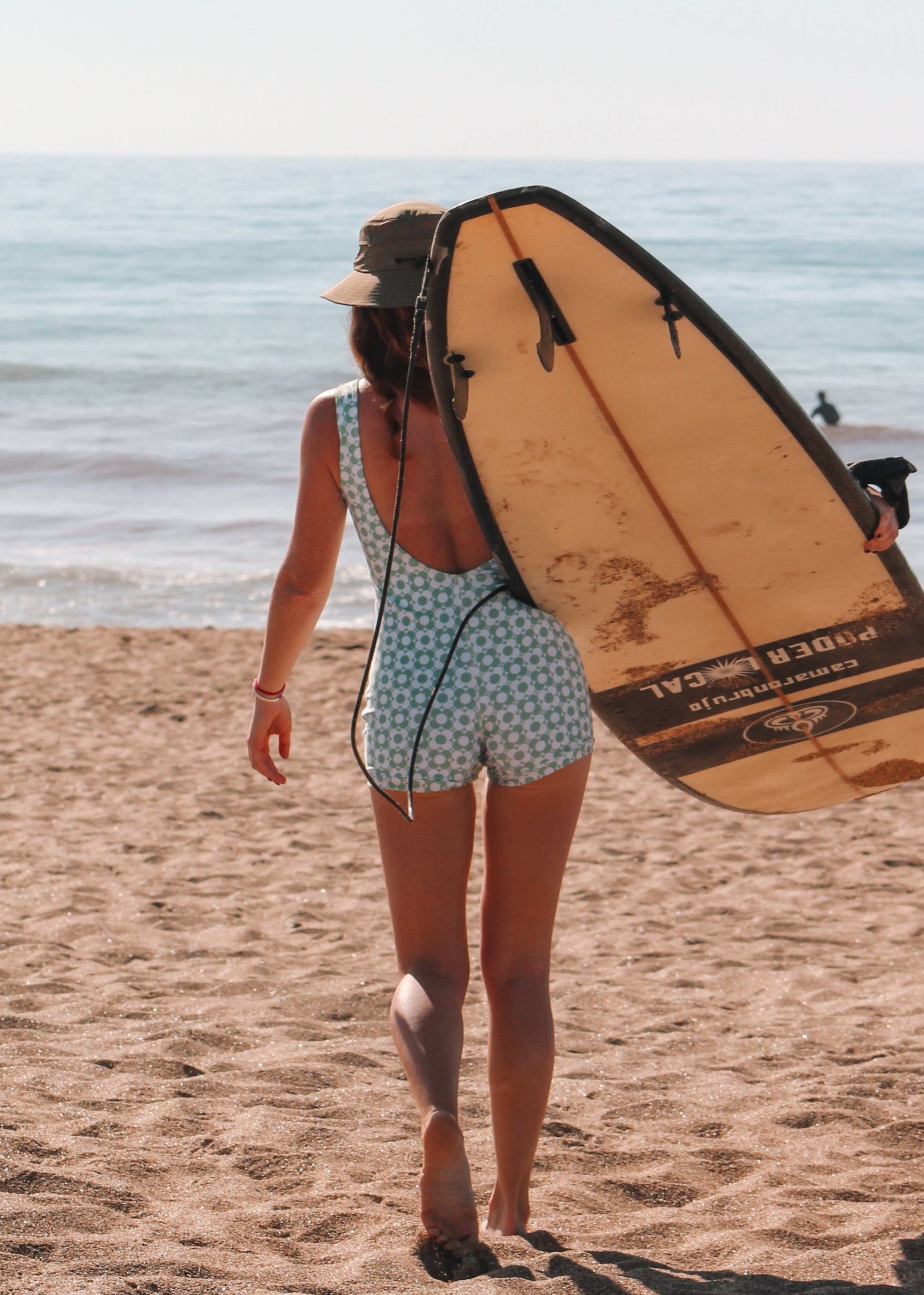 Retro vintage women's surf lycra by Byron Colors, tank style with built-in shorts, comfortable and high-quality, perfect for surfing and water sports, available worldwide.

Lycra de surf retro vintage para mujer de Byron Colors, estilo musculosa con short integrado, cómoda y de alta calidad, ideal para surf y deportes acuáticos.